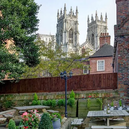 The Fat Badger Inn 4*